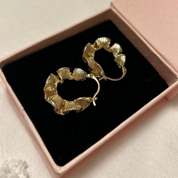 New 18K Gold Plated Ruffled Wave Hoop Earrings Textured Surface Hinge Closure - Picture 6 of 10